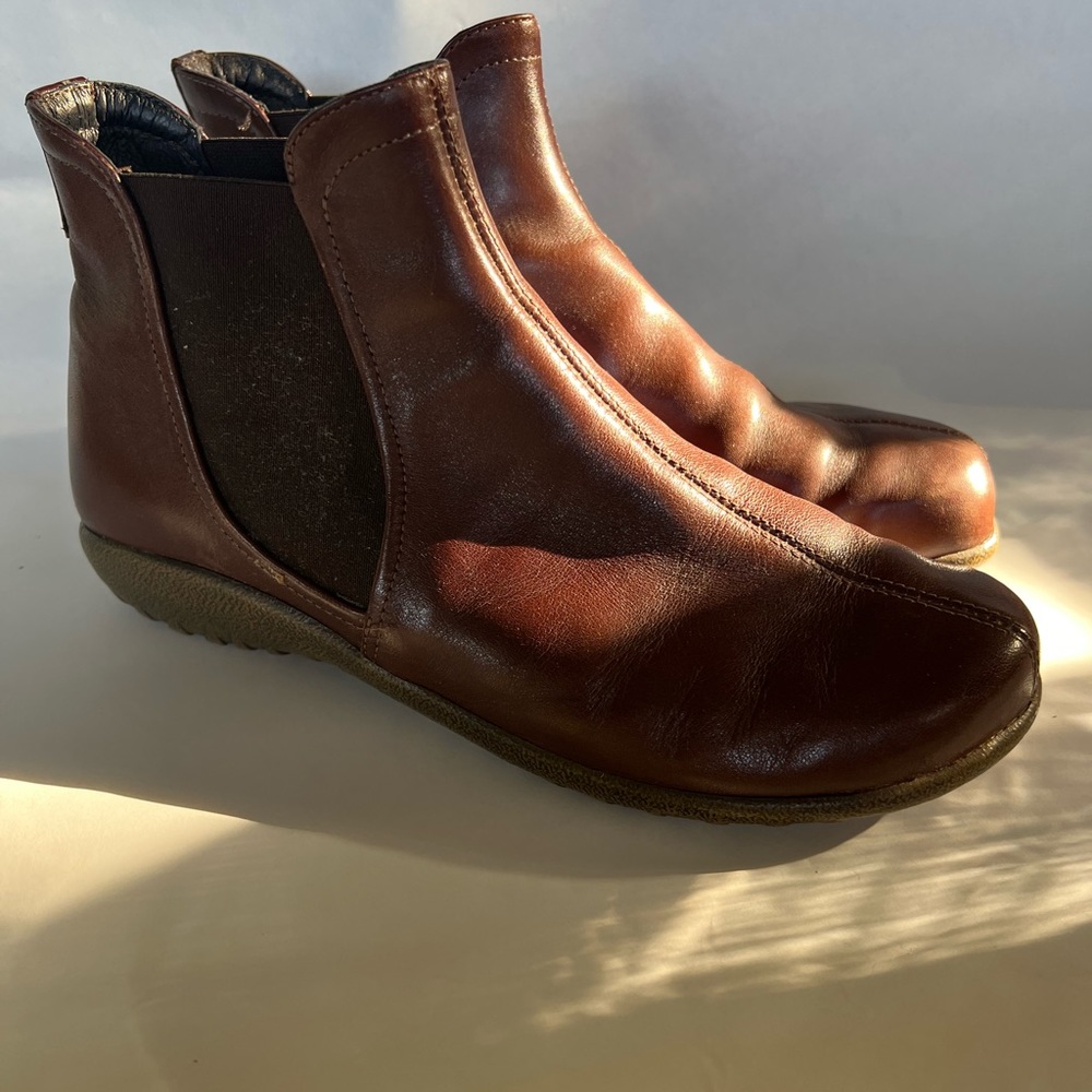 Size 9 women’s brown leather Naot Remana Chelsea boot